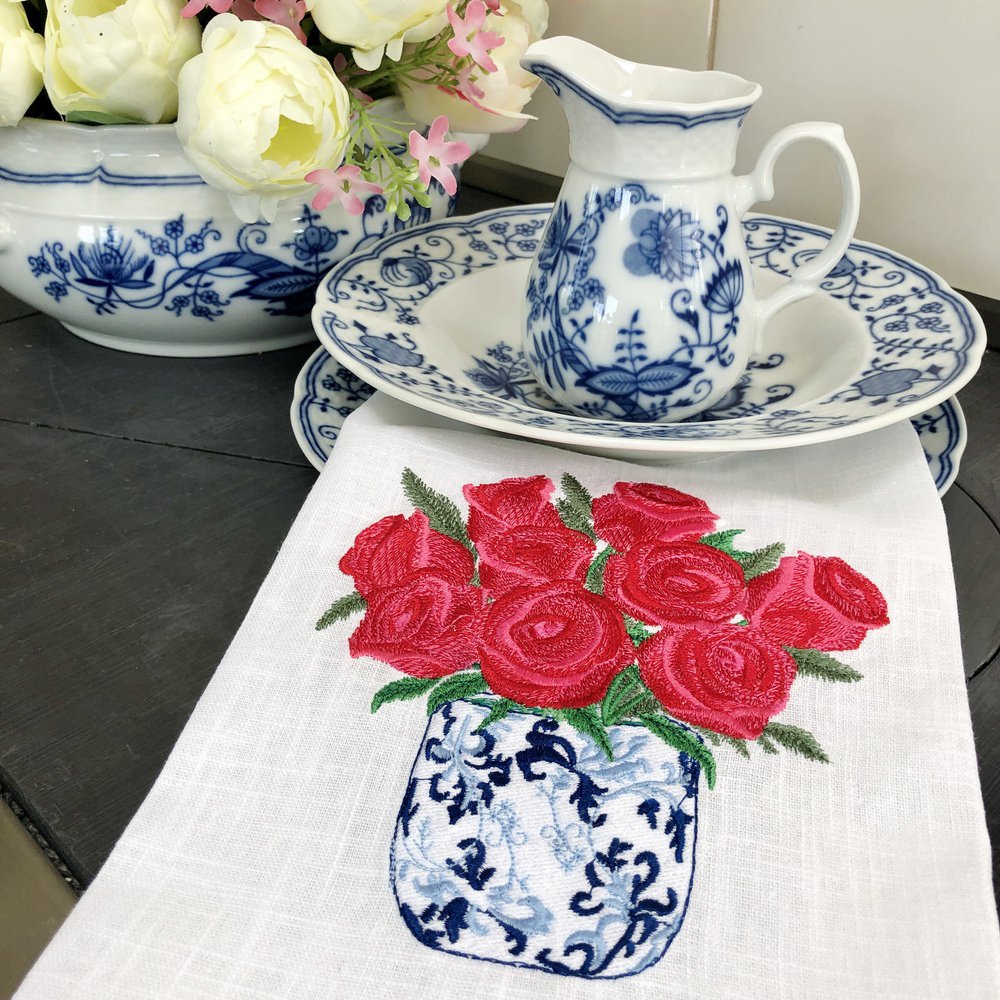 Lněná vyšívaná utěrka - růže v čínském porcelánu