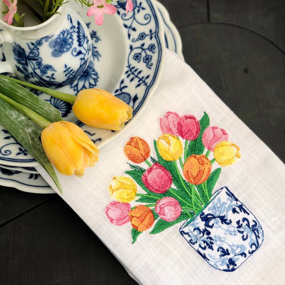 Lněná vyšívaná utěrka - tulipány v čínském porcelánu