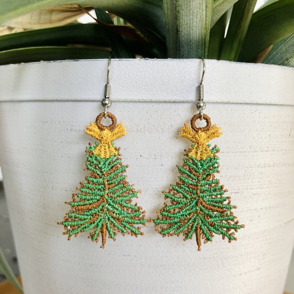 Lace earrings - christmas tree
