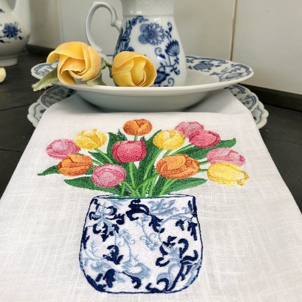 Lněná vyšívaná utěrka - tulipány v čínském porcelánu