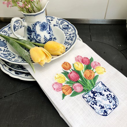 Lněná vyšívaná utěrka - tulipány v čínském porcelánu